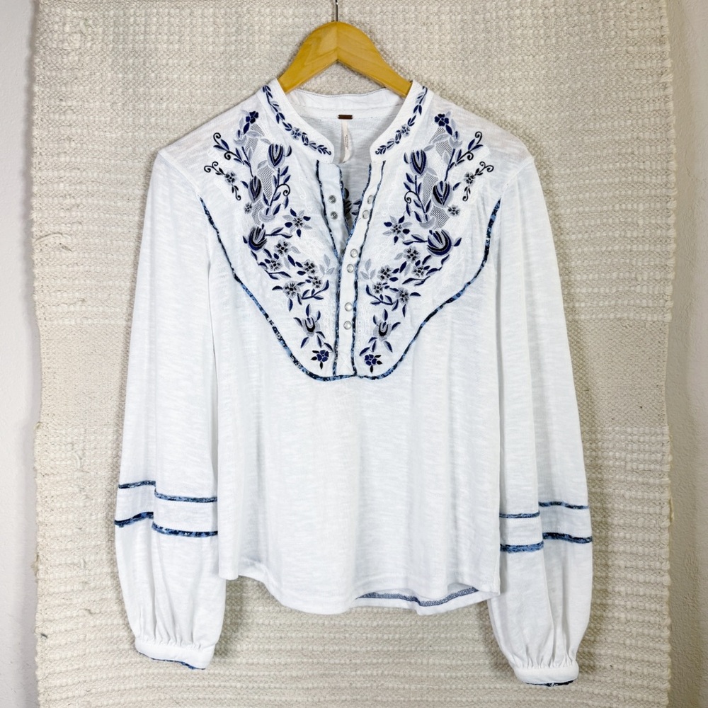 FREE PEOPLE white and blue embroidered Sundance Henley top SMALL